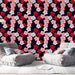 Un salon moderne avec un papier peint floral sur fond noir, mêlant des fleurs roses, rouges et blanches, créant une ambiance vibrante et accueillante.
