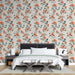 Une chambre moderne avec un papier peint floral aux motifs de fleurs orange et feuillage vert sur fond clair, créant une atmosphère chaleureuse et accueillante.