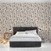 Une chambre moderne avec un papier peint floral aux motifs de fleurs orange et feuillage vert sur fond clair, créant une ambiance chaleureuse et accueillante.