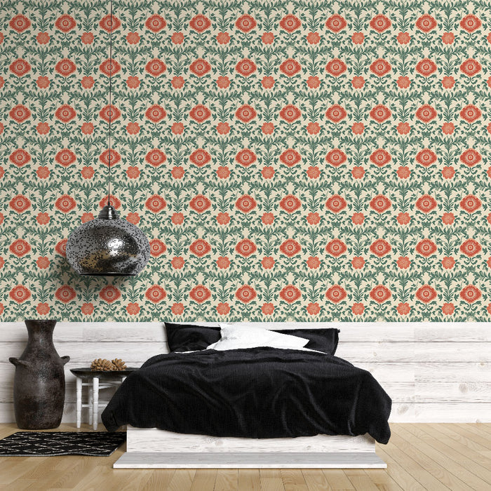 Une chambre chaleureuse avec un papier peint floral aux motifs rouges et verts sur fond crème, créant une atmosphère accueillante et romantique.