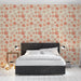 Une chambre moderne avec un papier peint floral aux motifs de fleurs corail sur fond crème, créant une atmosphère douce et chaleureuse.