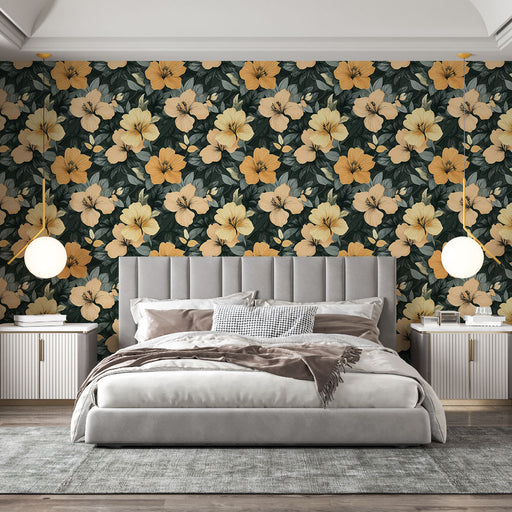 Une chambre élégante avec un papier peint floral aux grandes fleurs jaunes sur fond sombre, créant une atmosphère chaleureuse et accueillante.