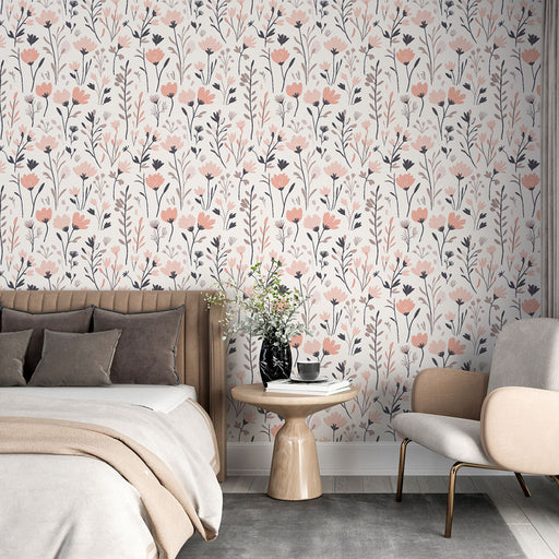 Une chambre élégante avec un papier peint floral aux motifs délicats de fleurs roses et noires sur fond clair, créant une ambiance douce et apaisante.