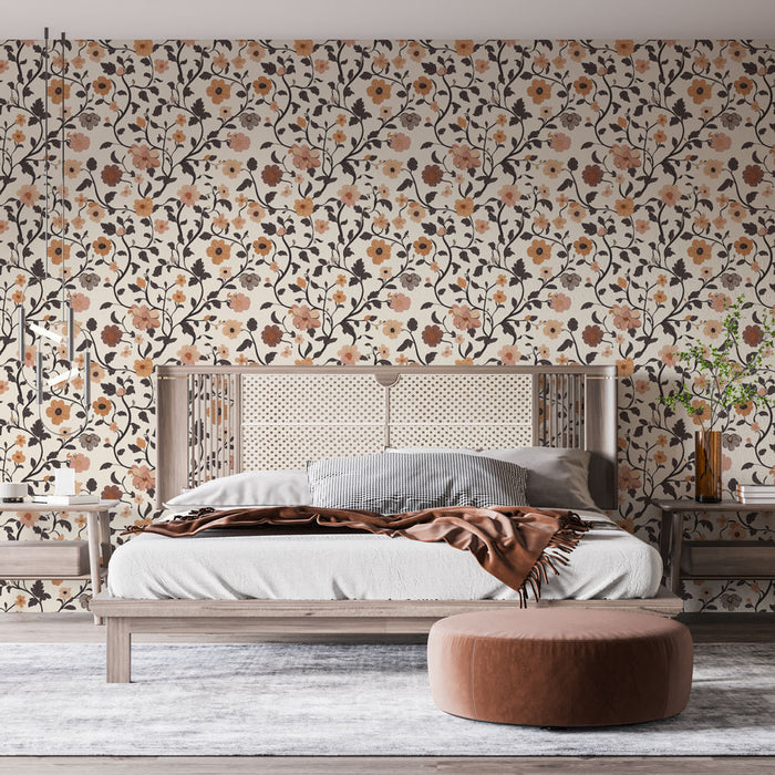 Une chambre moderne avec un papier peint floral aux motifs délicats de fleurs orange et roses sur fond crème, créant une ambiance chaleureuse et accueillante.