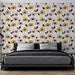 Une chambre moderne avec un papier peint floral aux motifs colorés de fleurs jaunes et roses sur fond clair, dégageant une ambiance chaleureuse et accueillante.