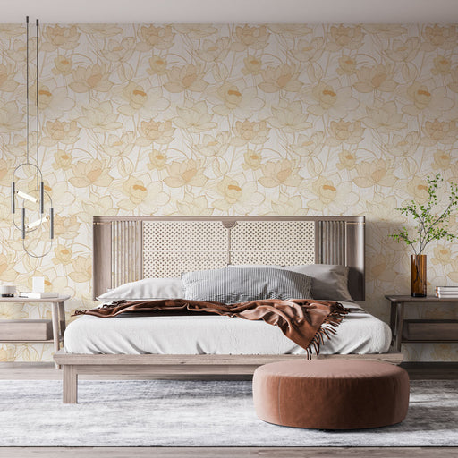 Une chambre élégante avec un papier peint floral aux teintes douces de beige et or, créant une ambiance chaleureuse et apaisante.