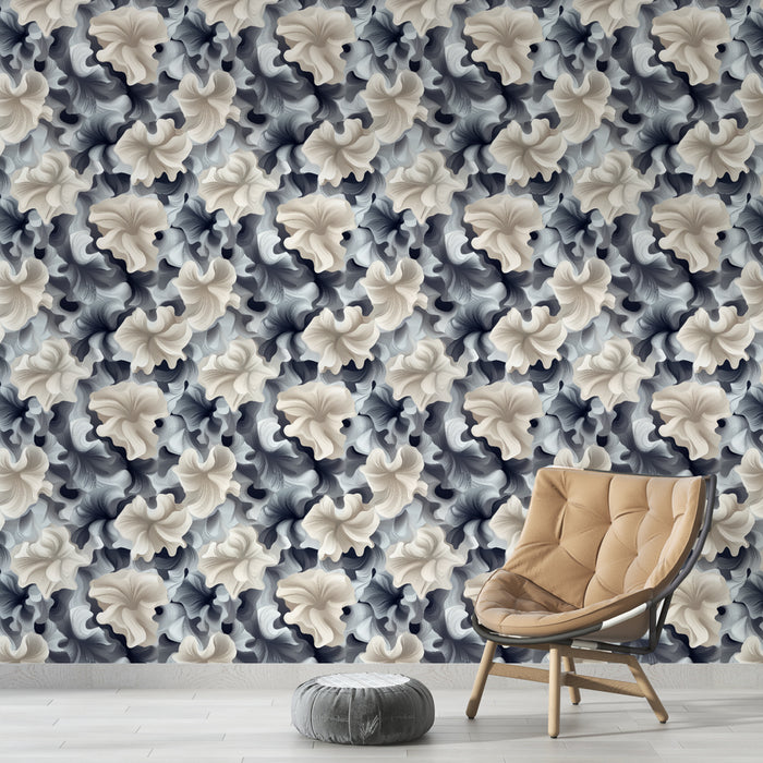 Un salon élégant avec un papier peint floral aux motifs en relief dans des teintes de bleu, crème et noir, créant une ambiance sophistiquée et apaisante.