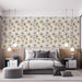 Une chambre moderne avec un papier peint floral aux motifs de fleurs blanches et dorées sur fond clair, créant une atmosphère douce et accueillante.