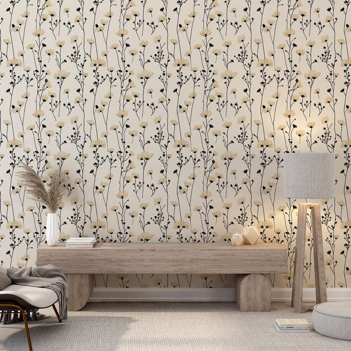 Une pièce lumineuse avec un papier peint floral beige et noir, orné de délicates fleurs jaunes, créant une atmosphère douce et apaisante.