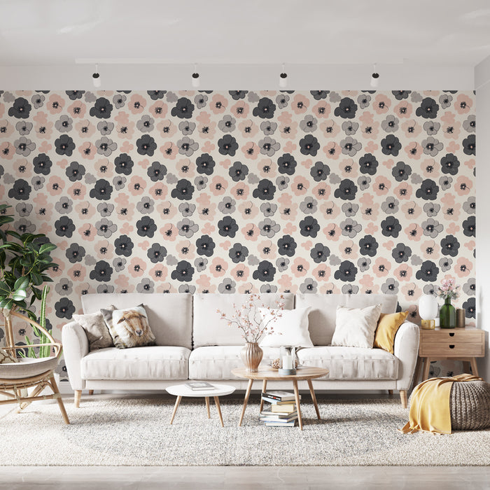 Un salon lumineux avec un papier peint floral aux motifs de fleurs noires et roses sur fond beige, créant une atmosphère douce et accueillante.