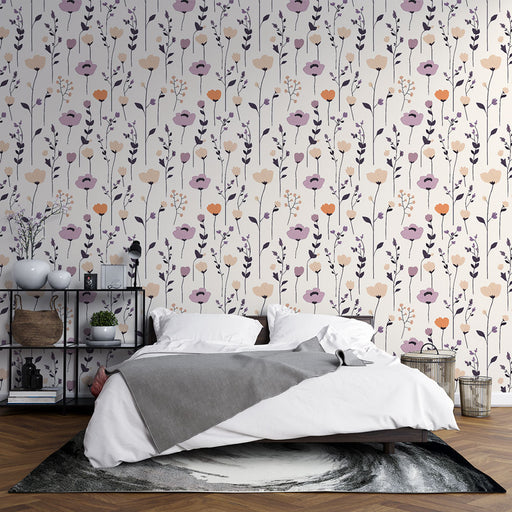 Une chambre accueillante avec un papier peint floral aux teintes douces de violet, orange et beige, créant une atmosphère apaisante et romantique.