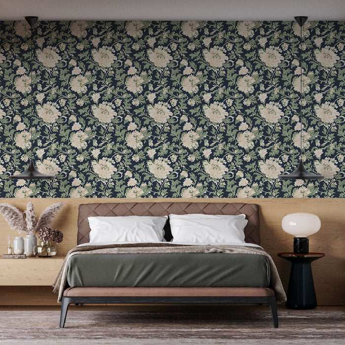 Une chambre élégante avec un papier peint floral bleu marine aux motifs délicats de fleurs crème et vertes, créant une atmosphère chaleureuse et apaisante.