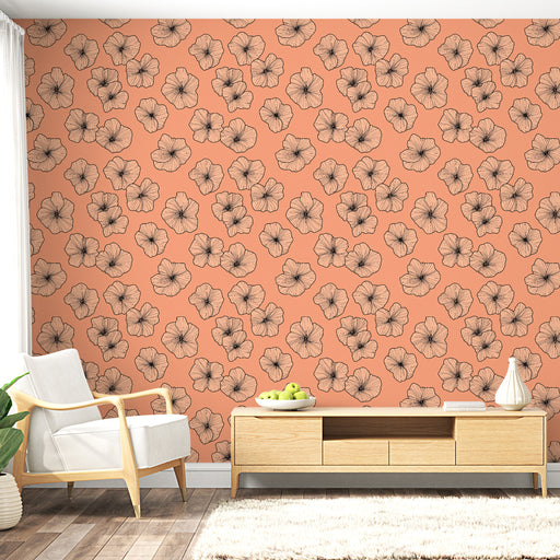 Une pièce lumineuse avec un papier peint floral sur fond pêche, présentant des fleurs noires délicates qui apportent une ambiance chaleureuse et accueillante.