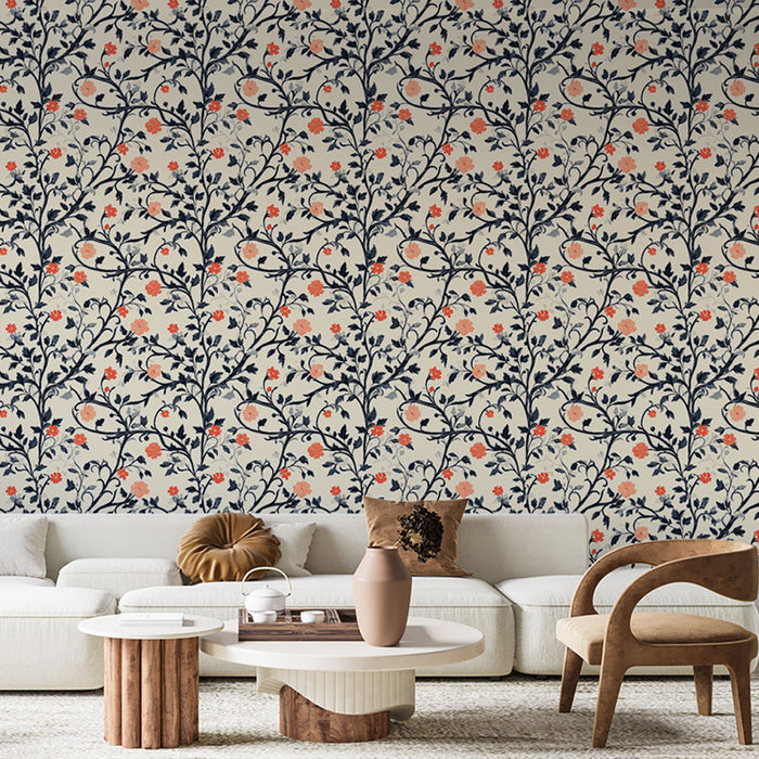 Un salon élégant avec un papier peint floral beige et bleu marine, orné de délicates branches et de fleurs corail, créant une ambiance chaleureuse et accueillante.