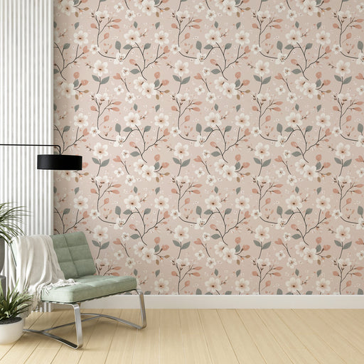 Une pièce lumineuse avec un papier peint floral aux teintes douces de rose et de crème, évoquant une atmosphère romantique et apaisante.