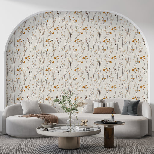 Un salon moderne avec un papier peint floral beige et doré, illustrant des motifs délicats de fleurs et de feuillages, créant une ambiance chaleureuse et apaisante.