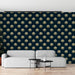Un salon contemporain avec un papier peint floral bleu nuit aux motifs dorés élégants, créant une ambiance chaleureuse et raffinée.