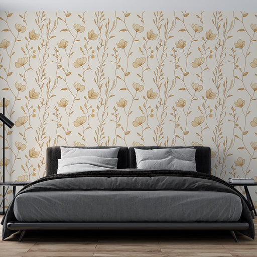 Une chambre moderne avec un papier peint floral beige et doré, présentant des motifs délicats de fleurs et de tiges, créant une atmosphère chaleureuse et apaisante.