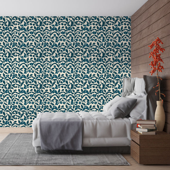 Une chambre moderne avec un papier peint floral bleu nuit sur fond clair, créant une atmosphère apaisante et élégante.