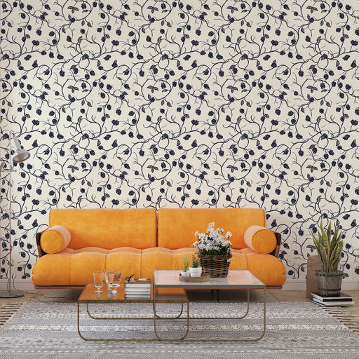 Un salon contemporain avec un papier peint floral crème et bleu marine, aux motifs de vignes délicates, créant une atmosphère élégante et apaisante.