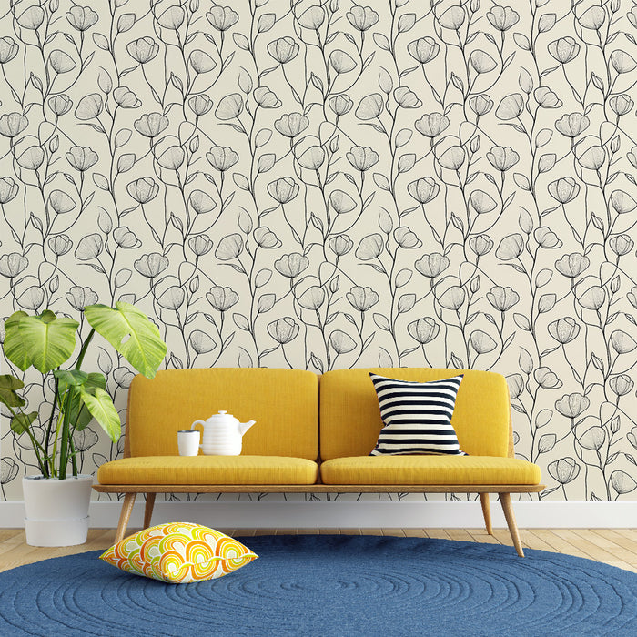 Un salon lumineux avec un papier peint floral beige et noir représentant des fleurs délicates, créant une ambiance douce et accueillante.