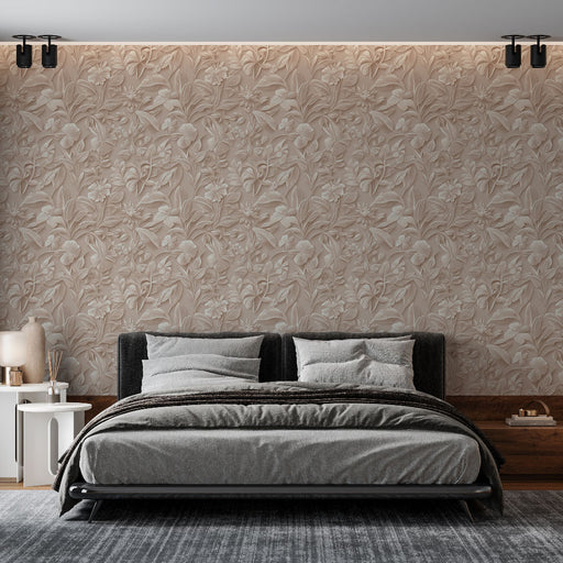 Une chambre élégante avec un papier peint floral beige aux motifs délicats, créant une atmosphère apaisante et chaleureuse.