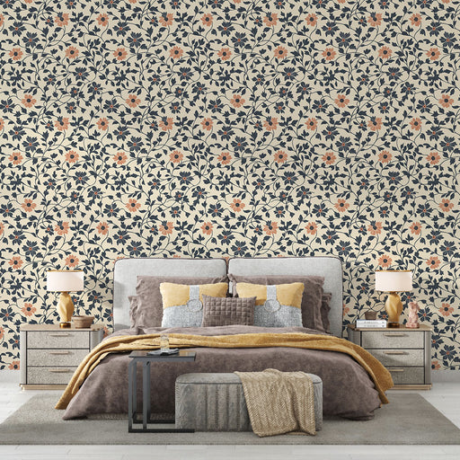 Une chambre élégante avec un papier peint floral aux motifs délicats de fleurs orange et bleues sur fond crème, créant une atmosphère chaleureuse et accueillante.