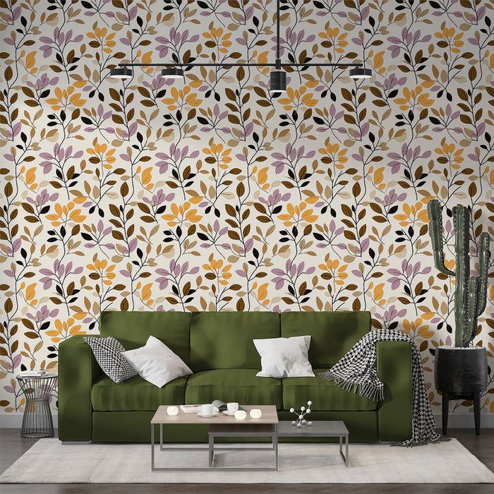 Un salon moderne avec un papier peint floral aux motifs de feuilles dans des teintes de violet, jaune et noir sur fond clair, créant une atmosphère chaleureuse et accueillante.