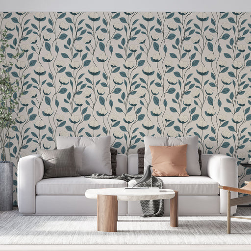 Un salon moderne avec un papier peint floral aux motifs délicats de fleurs blanches et de feuilles vertes sur fond beige, créant une ambiance douce et apaisante.