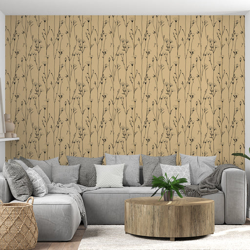Un salon moderne avec un papier peint beige orné de délicats motifs floraux noirs, créant une atmosphère chaleureuse et accueillante.