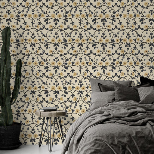 Une chambre élégante avec un papier peint floral crème et noir, orné de motifs de fleurs jaunes, créant une atmosphère chaleureuse et accueillante.