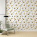 Un salon lumineux avec un papier peint floral aux motifs de fleurs jaunes délicates sur fond blanc, créant une ambiance douce et apaisante.