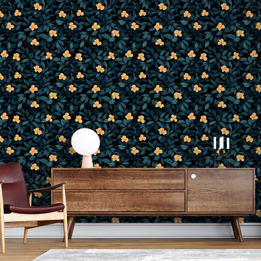 Un salon moderne avec un papier peint floral aux motifs de feuilles vertes sur fond noir, agrémenté de fleurs jaunes, créant une ambiance chaleureuse et accueillante.