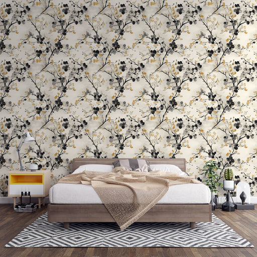 Une chambre moderne avec un papier peint floral aux motifs délicats en noir, jaune et beige, créant une ambiance élégante et apaisante.