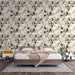 Une chambre moderne avec un papier peint floral aux motifs délicats en noir, jaune et beige, créant une ambiance élégante et apaisante.