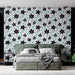 Une chambre moderne avec un papier peint floral noir et turquoise sur fond blanc, créant une ambiance fraîche et dynamique.