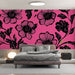 Une chambre moderne avec un papier peint floral sur fond rose vif, présentant de grandes fleurs noires qui créent une ambiance dynamique et artistique.