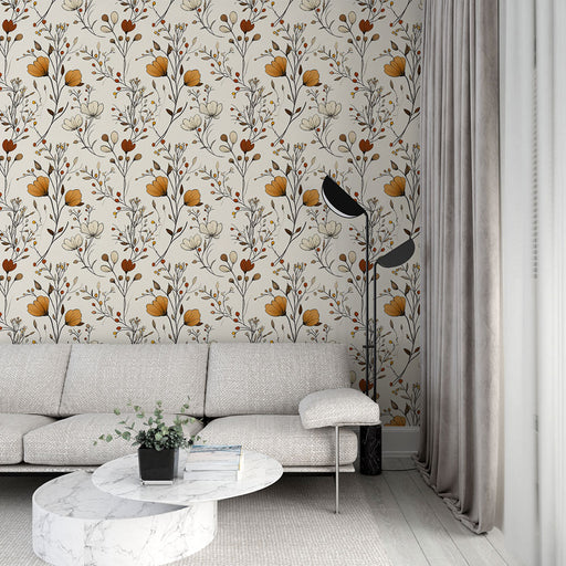 Un salon moderne avec un papier peint floral aux motifs délicats de fleurs orange et blanches sur fond crème, créant une ambiance chaleureuse et accueillante.
