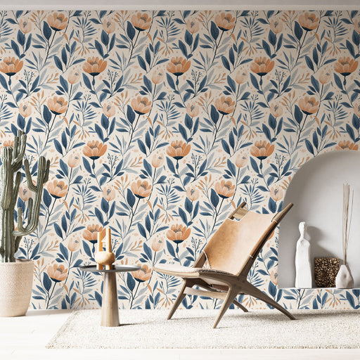Une pièce lumineuse avec un papier peint floral aux motifs de fleurs orange et bleues sur fond clair, créant une ambiance douce et chaleureuse.