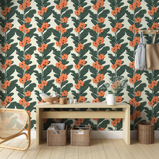 Une entrée lumineuse avec un papier peint floral aux motifs de fleurs orange sur fond crème, créant une atmosphère chaleureuse et accueillante.