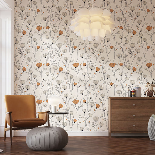 Une pièce lumineuse avec un papier peint floral aux motifs délicats en noir et orange sur fond crème, créant une ambiance douce et accueillante.