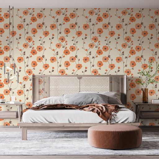 Une chambre moderne avec un papier peint floral crème et orange aux motifs délicats, créant une ambiance chaleureuse et accueillante.