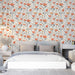 Une chambre moderne avec un papier peint floral aux teintes douces d'orange et de beige, créant une atmosphère chaleureuse et accueillante.