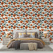 Une chambre élégante avec un papier peint floral aux motifs de fleurs orange et vertes sur fond clair, créant une ambiance chaleureuse et accueillante.