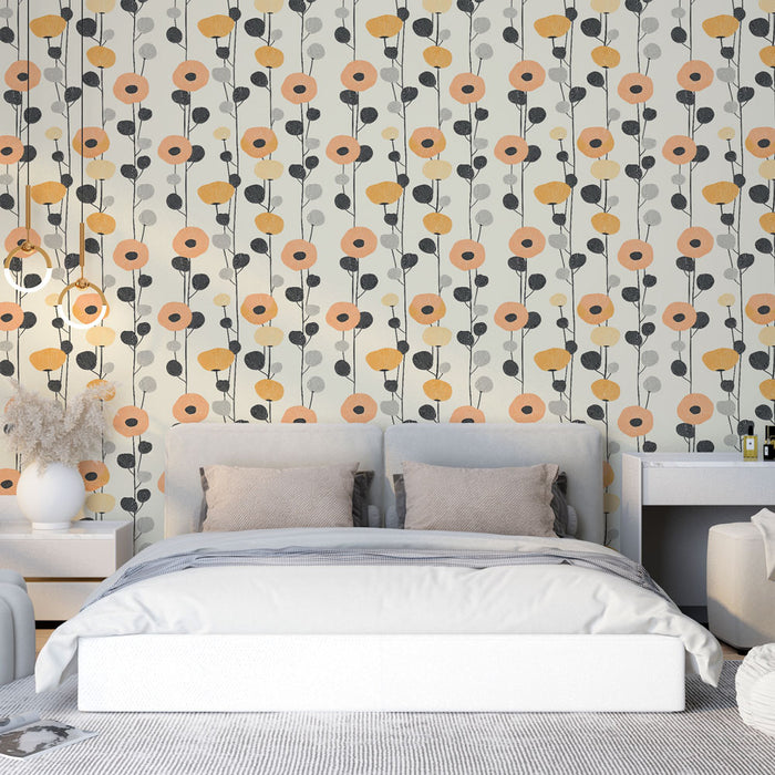 Une chambre lumineuse avec un papier peint floral aux motifs de fleurs orange et grises sur fond clair, créant une ambiance douce et accueillante.