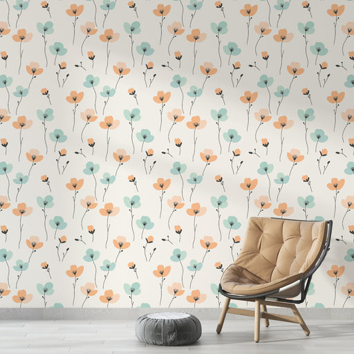 Une chambre lumineuse avec un papier peint floral aux motifs délicats de fleurs orange et vertes sur fond clair, créant une ambiance douce et apaisante.