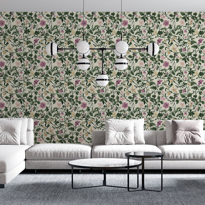 Un salon contemporain avec un papier peint floral aux teintes douces de rose et jaune sur fond vert, créant une atmosphère chaleureuse et accueillante.