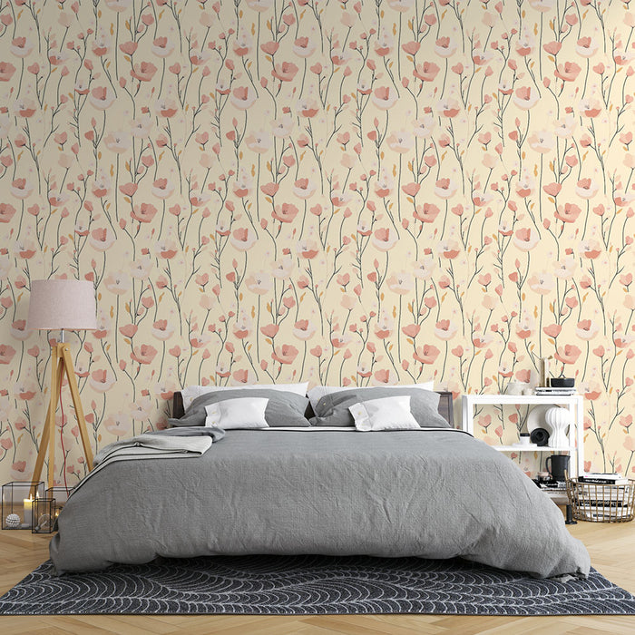 Une chambre apaisante avec un papier peint floral aux teintes douces de rose et crème, créant une atmosphère romantique et chaleureuse.