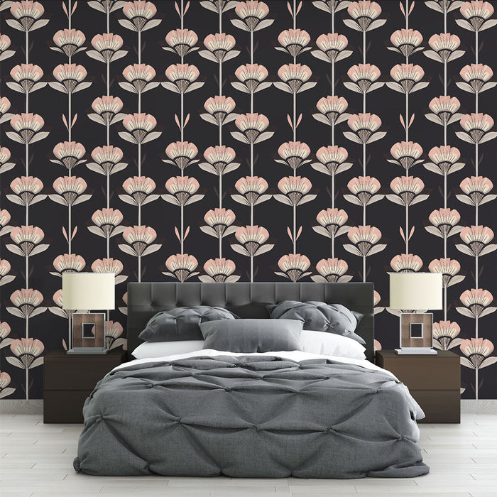 Une chambre moderne avec un papier peint floral sur fond noir, présentant des fleurs roses et des tiges délicates, créant une ambiance élégante et chaleureuse.
