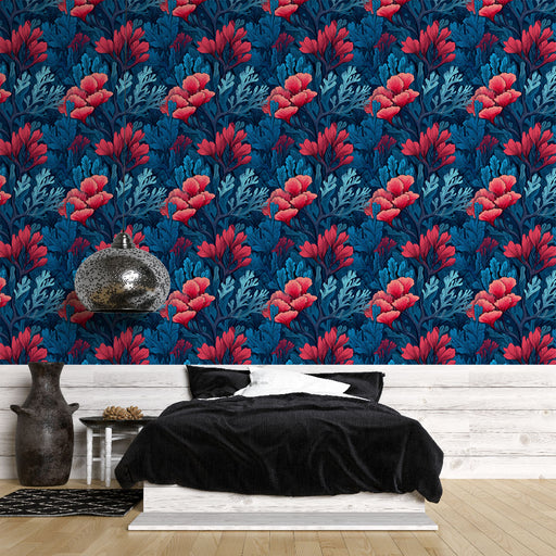 Une chambre moderne avec un papier peint floral aux motifs vibrants de fleurs rouges et bleues sur fond marine, créant une atmosphère chaleureuse et accueillante.